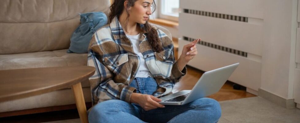Woman-using-her-credit-card-while-on-laptop-at-home_Rockaa.jpg